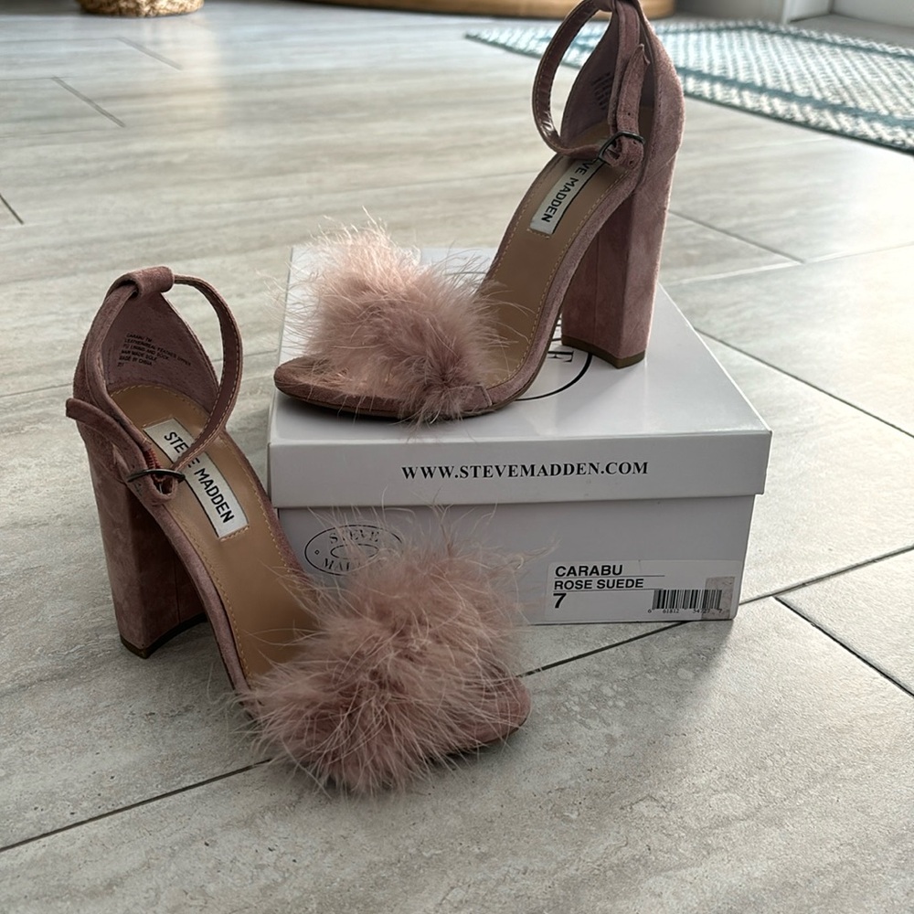 Size 7 Steve Madden Carabu fuzzy heels in the color Rose Suede